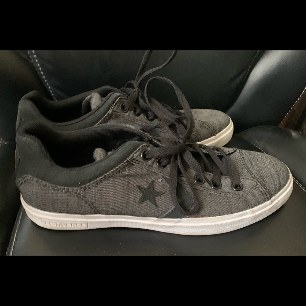 Converse - Men’s 9/Women’s 11